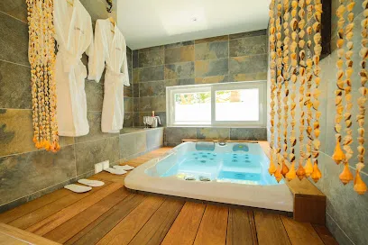 Image de Chambre d'hôte Ô Balinais Love room jacuzzi Spa piscine privative Marseille